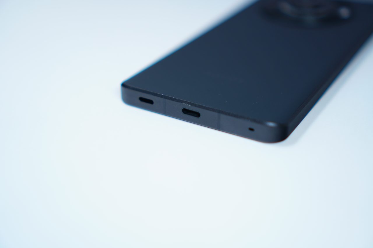 AQUOS R8 pro