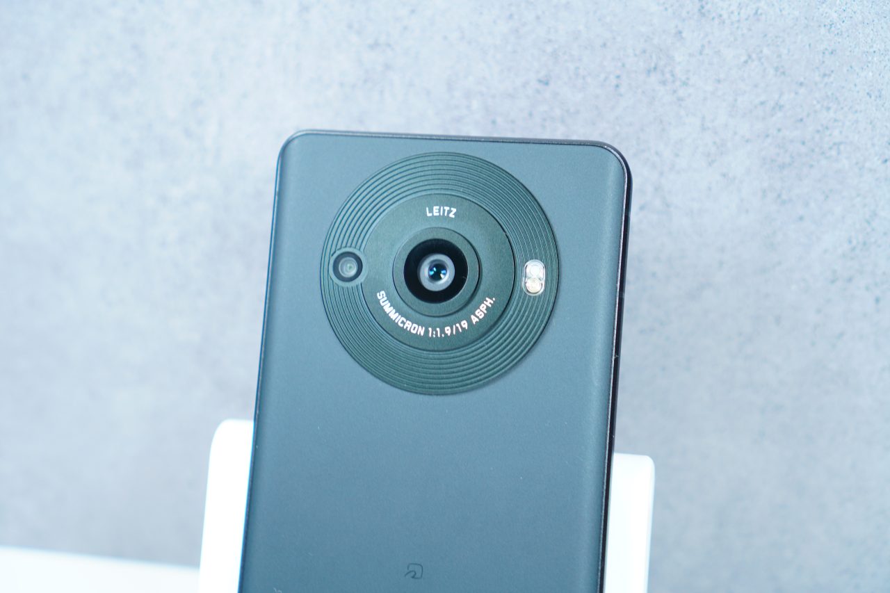 AQUOS R8 pro