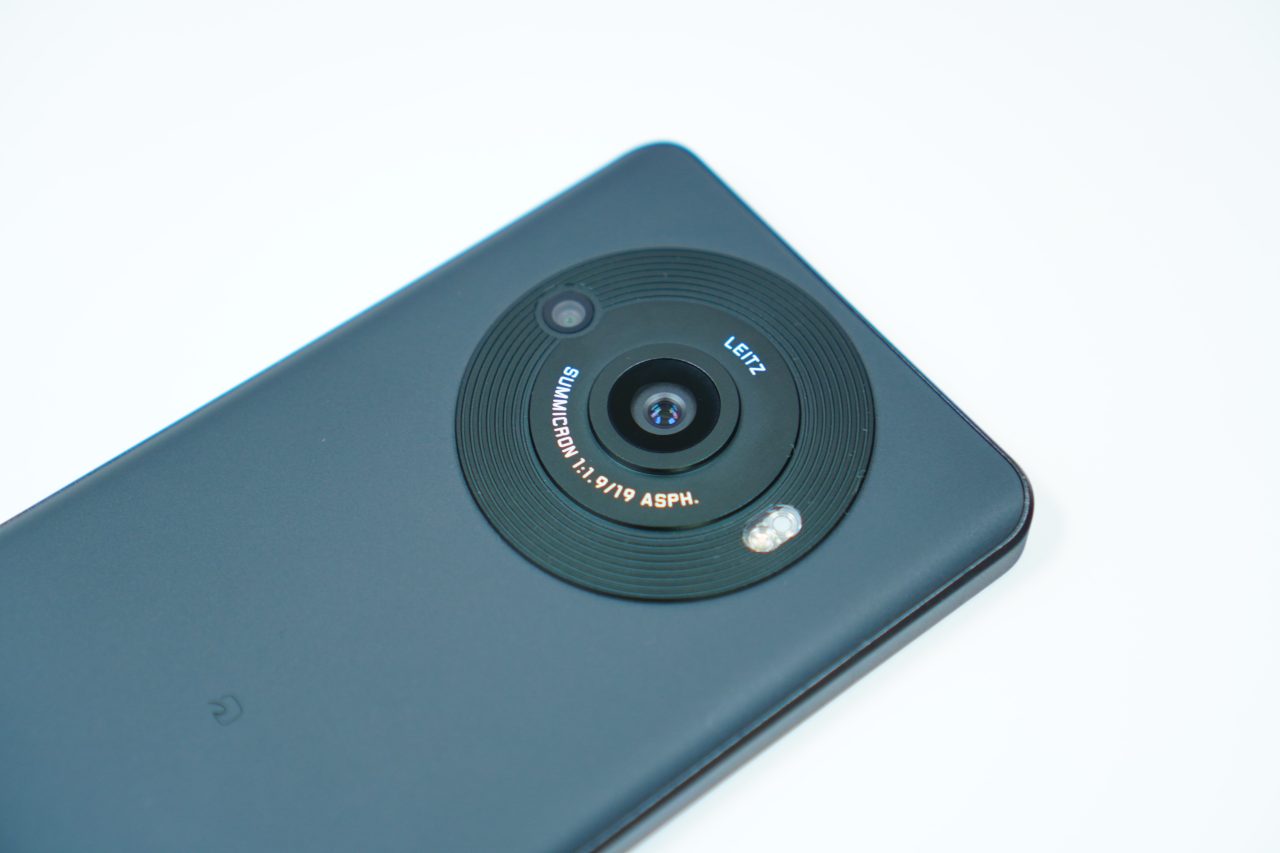 AQUOS R8 pro