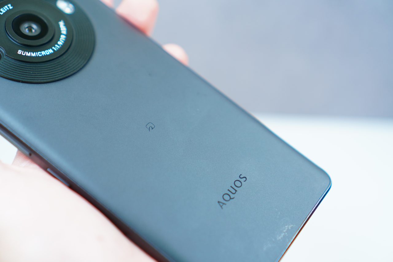 AQUOS R8 pro