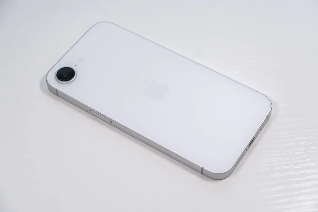 iPhone16e 本体 iPhone16e実機レビュー！高性能&シンプルなお手軽モデル｜なるほどスマホ
