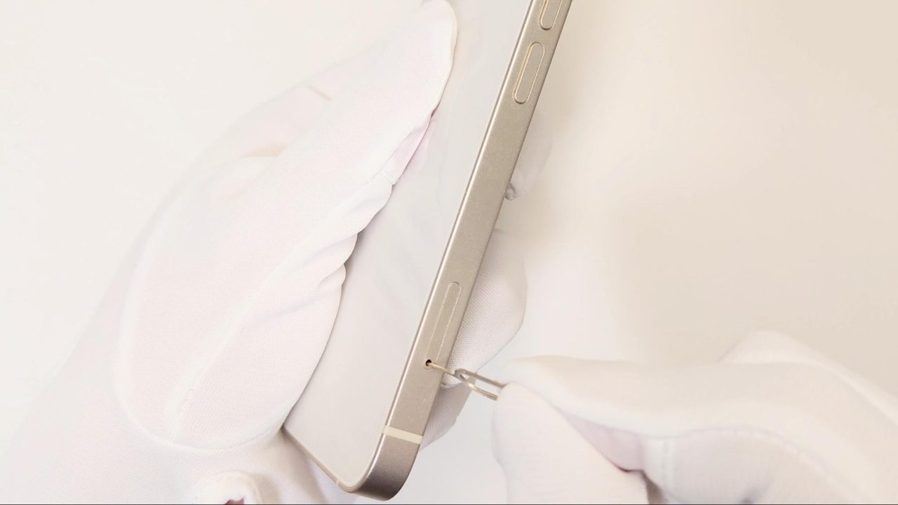 SIMカードを入れ替える手順