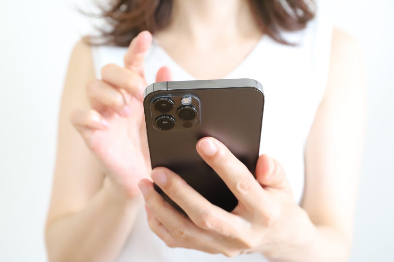 iPhoneを使っている女性