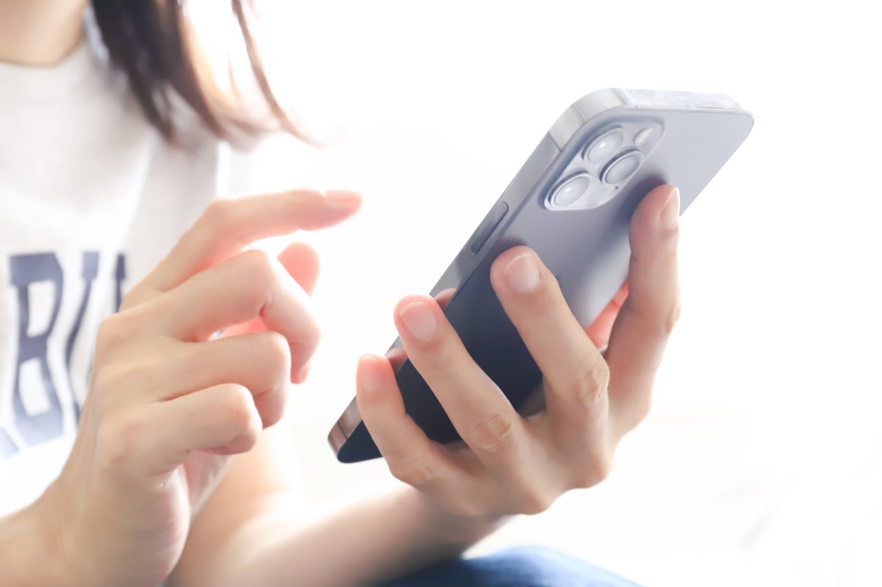 iPhoneを使っている女性