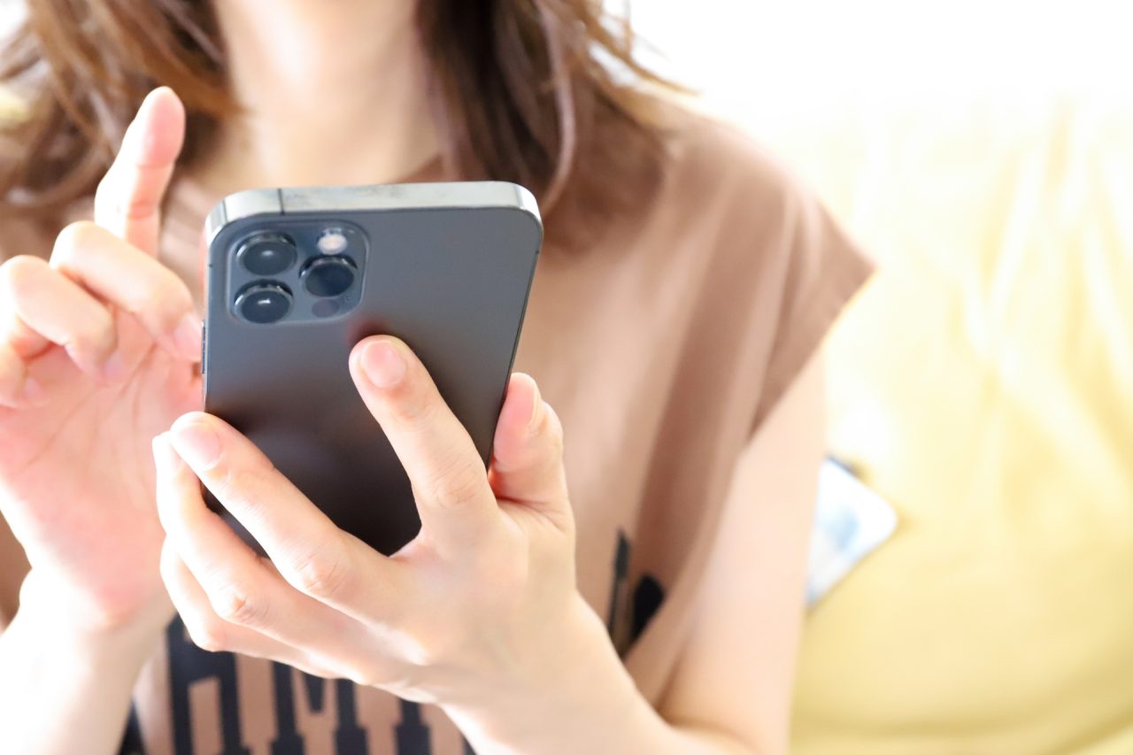 iPhoneを使っている女性